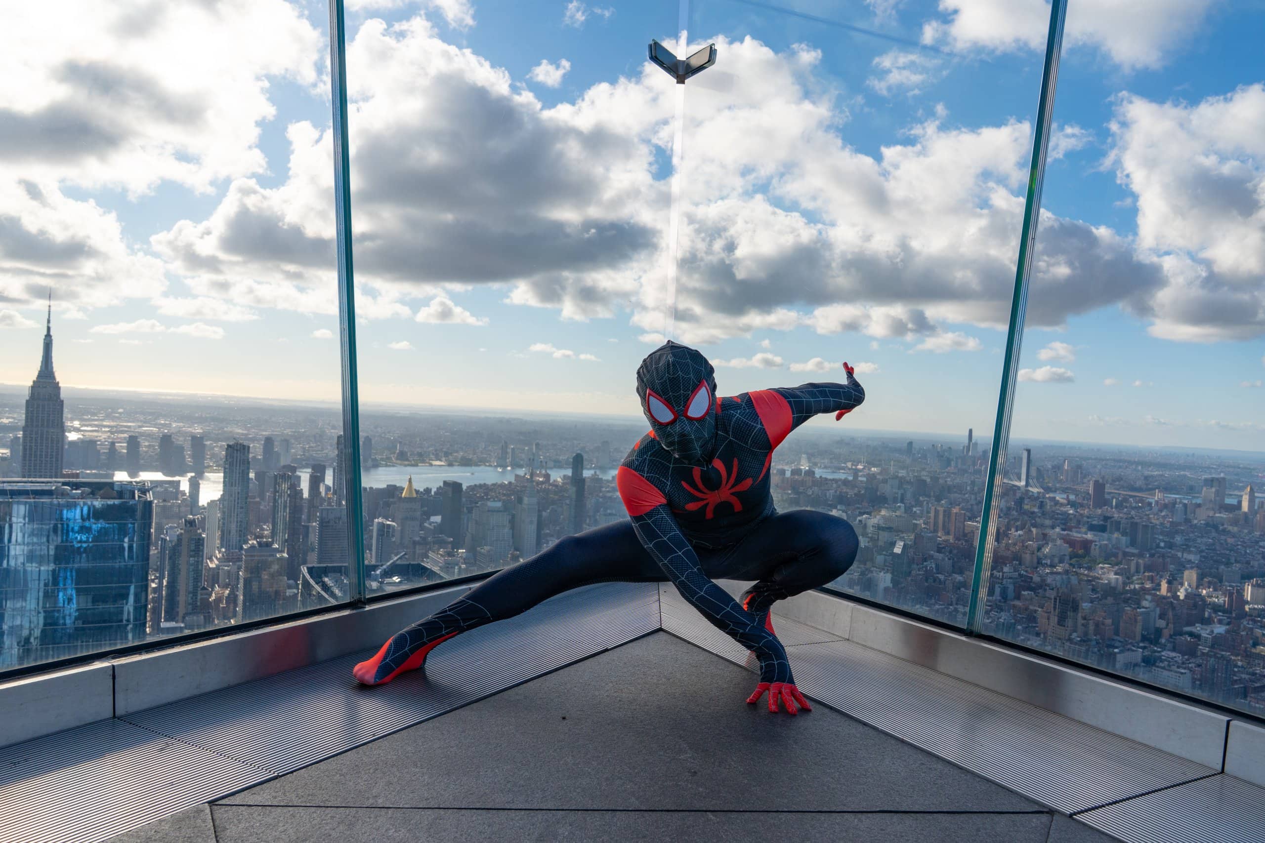 Spider Man pose pour une photo à The Edge NYC