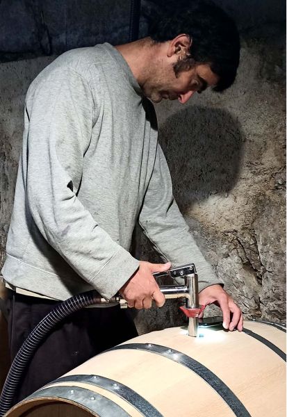Javier Sendín trabajando en bodega.