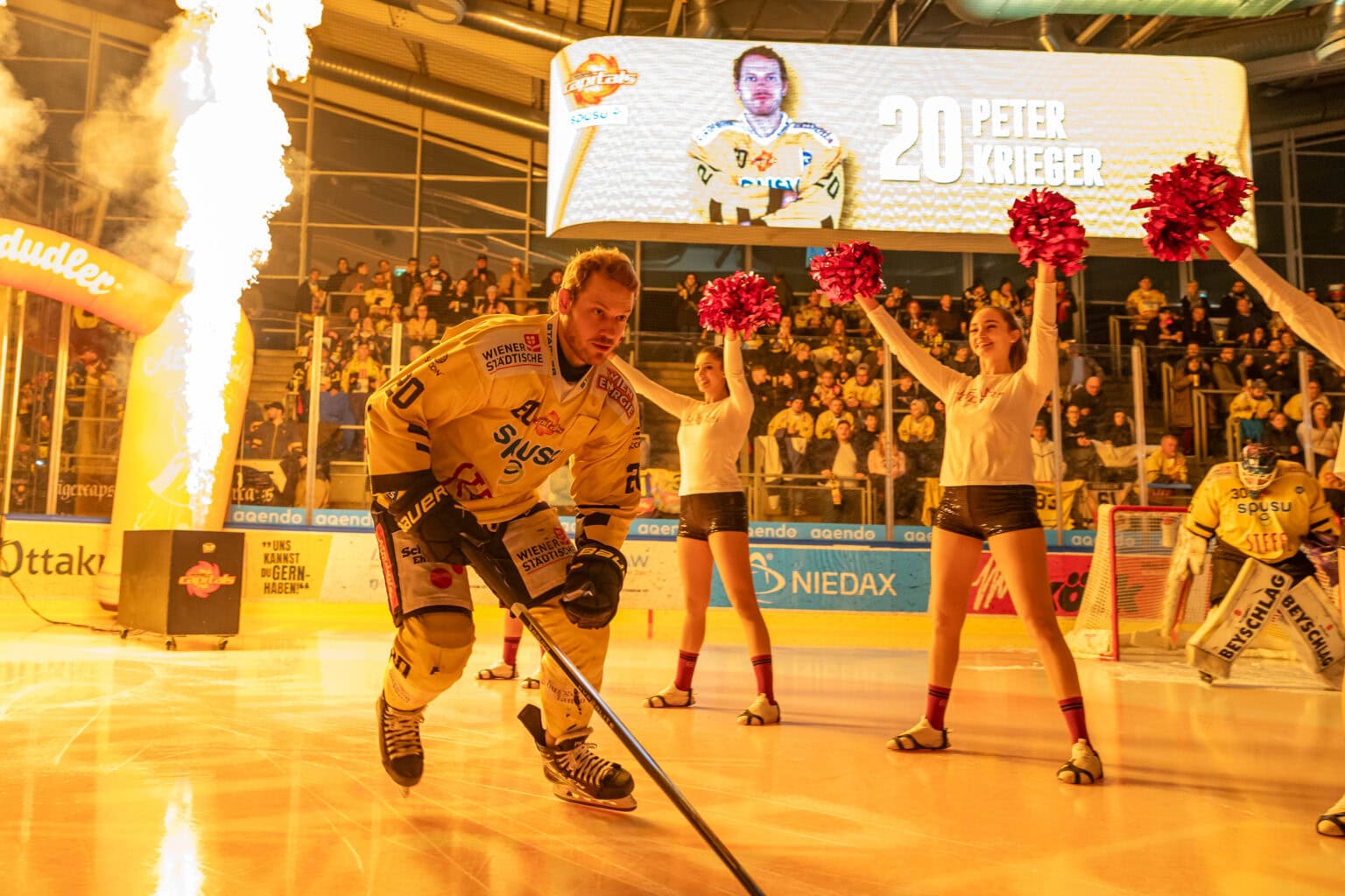 Eishockeyspieler Peter Krieger von den Vienna Capitals beim einflaufen aufs Eis