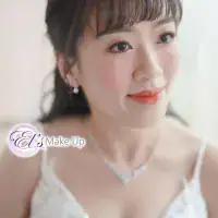 10 步完成低髻辮子盤髮教學|新手也能輕鬆打造優雅氣質造型 47 A joyful bride in a white wedding dress, her expressive eyes filled with delight.