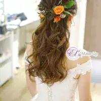 新娘髮型作品集:Elise Yip 打造你的香港 Big Day 命定造型靈感 76 a woman in a white dress with flowers in her hair