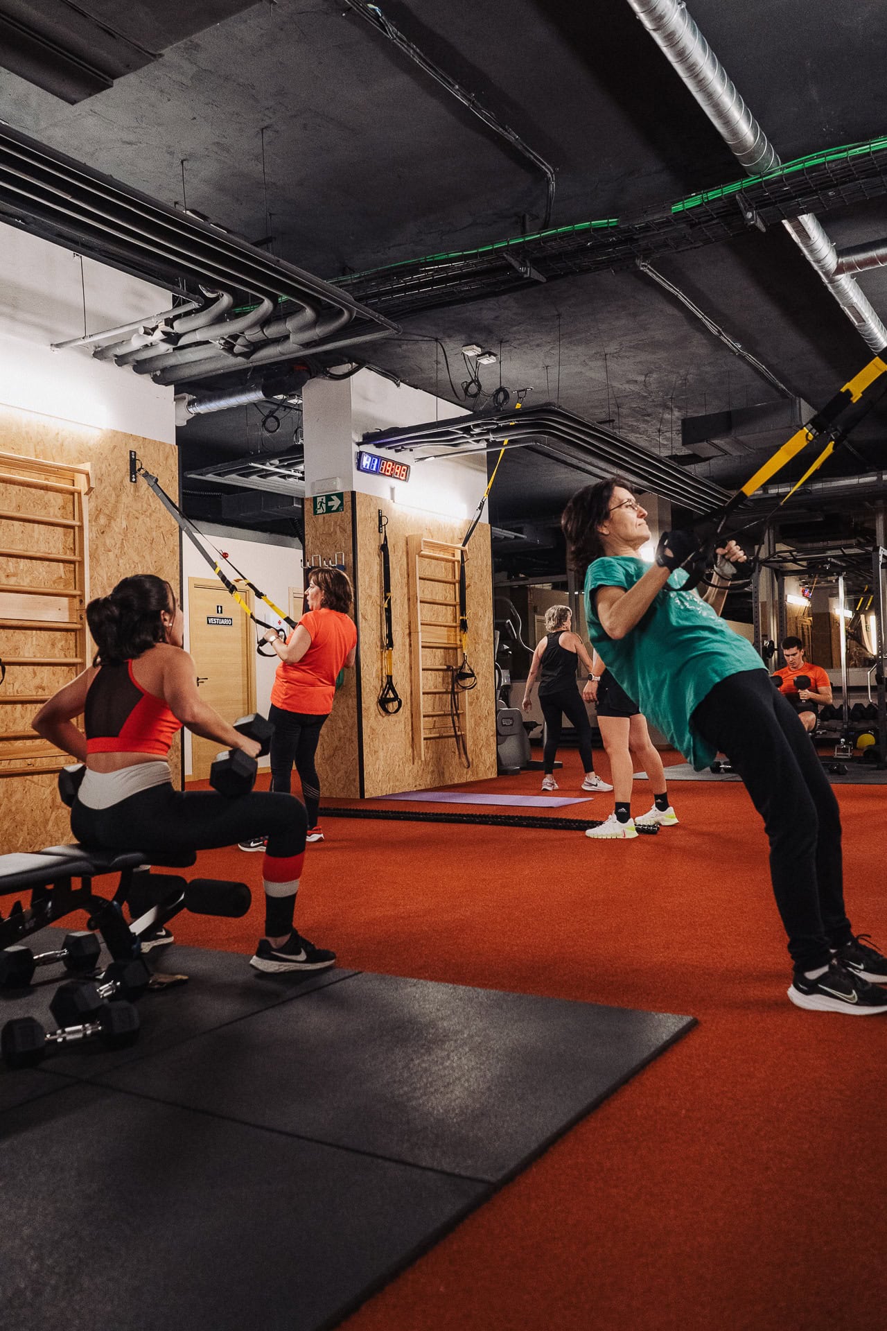 gente entrenando en una sala deportiva en pamplona