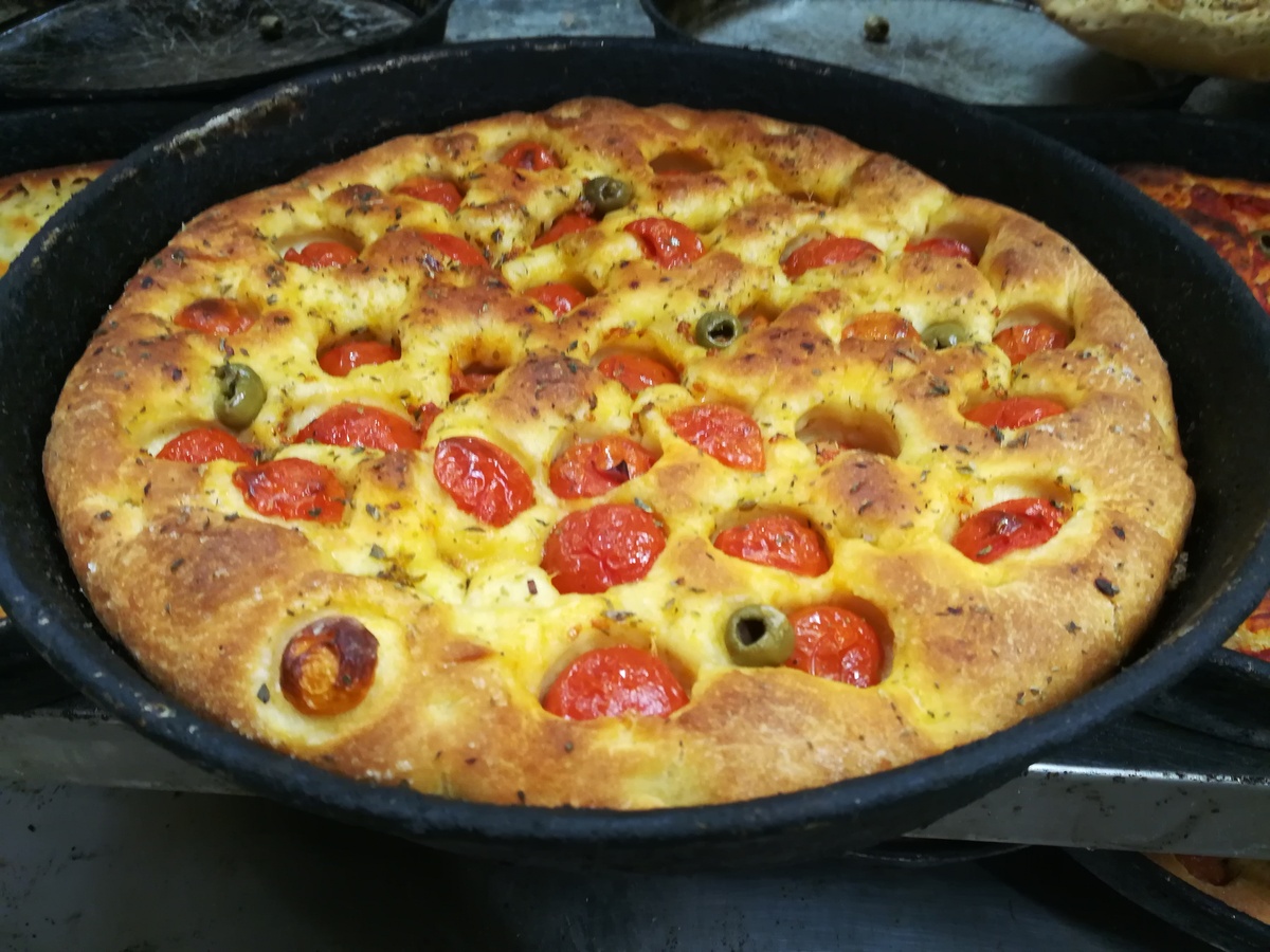 Pane e focaccia fatti da te in antico forno a legna con pranzo tipico