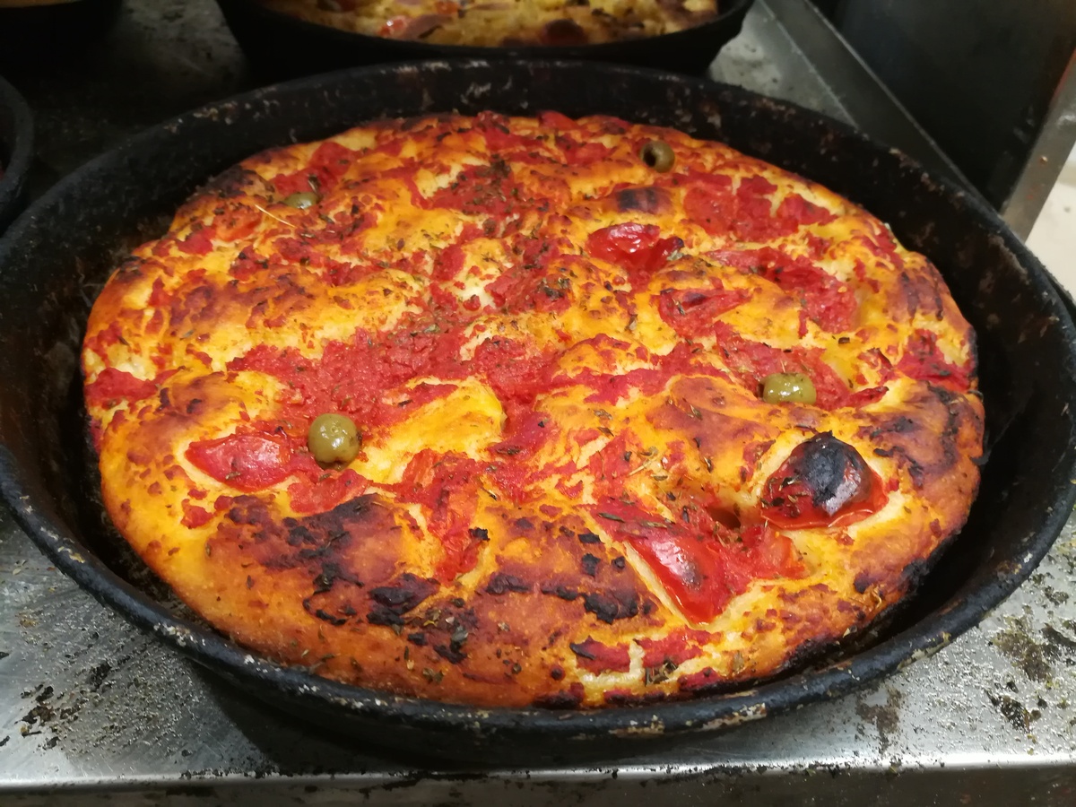 Pane e focaccia fatti da te in antico forno a legna con pranzo tipico