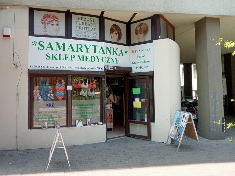 Sklep Medyczny Samarytanka, Kraków ul. Garncarska 1 Wejście do sklepu
Samarytanka w Krakowie, ul. Garncarska 11. (Sklep znajduje się po lewej stronie bramy wjazdowej do Instytutu Onkologii w Krakowie.)