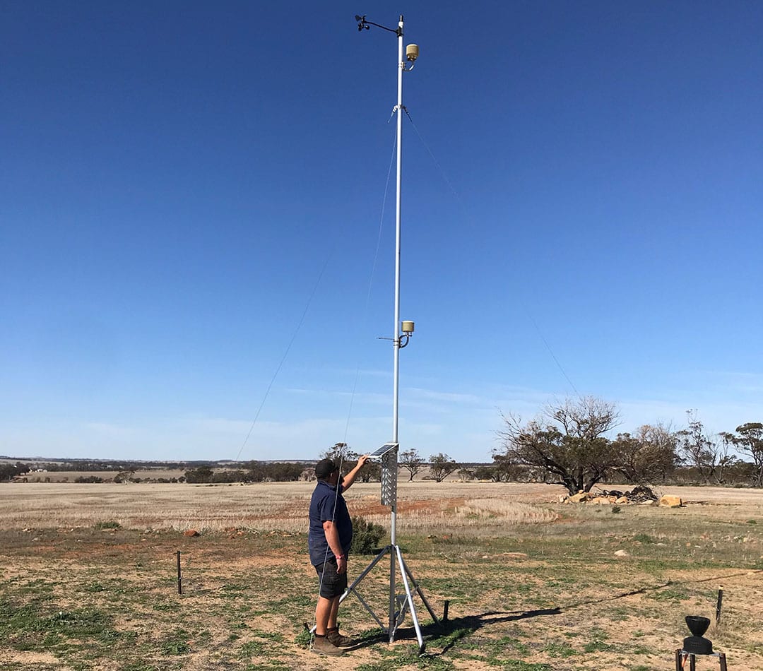 Bungalla Farming has a system that picks up signals from 16 weather stations and moisture probes to automatically generate moisture maps, aggregate data on temperature, relative humidity, rainfall and Delta T conditions for spraying. - Photo: Reinder Prins