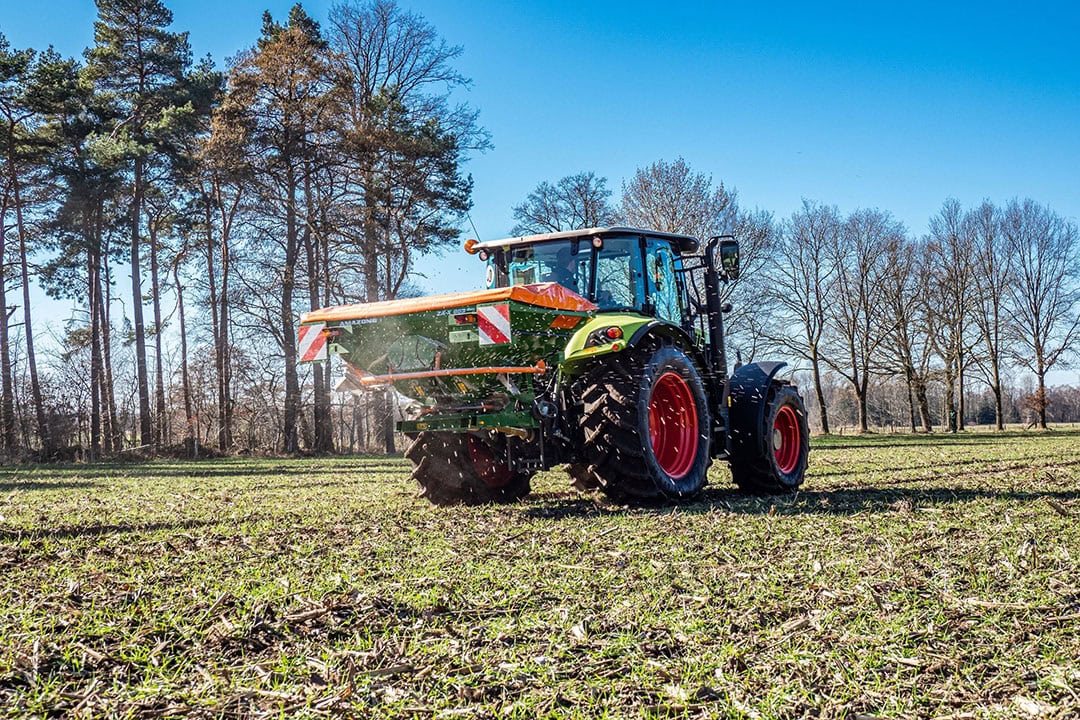 The EasySet 2 in-cab terminal with automatic spread rate regulation at varying forward speeds is being offered on the ZA-X range for the first time. - Photo: Amazone