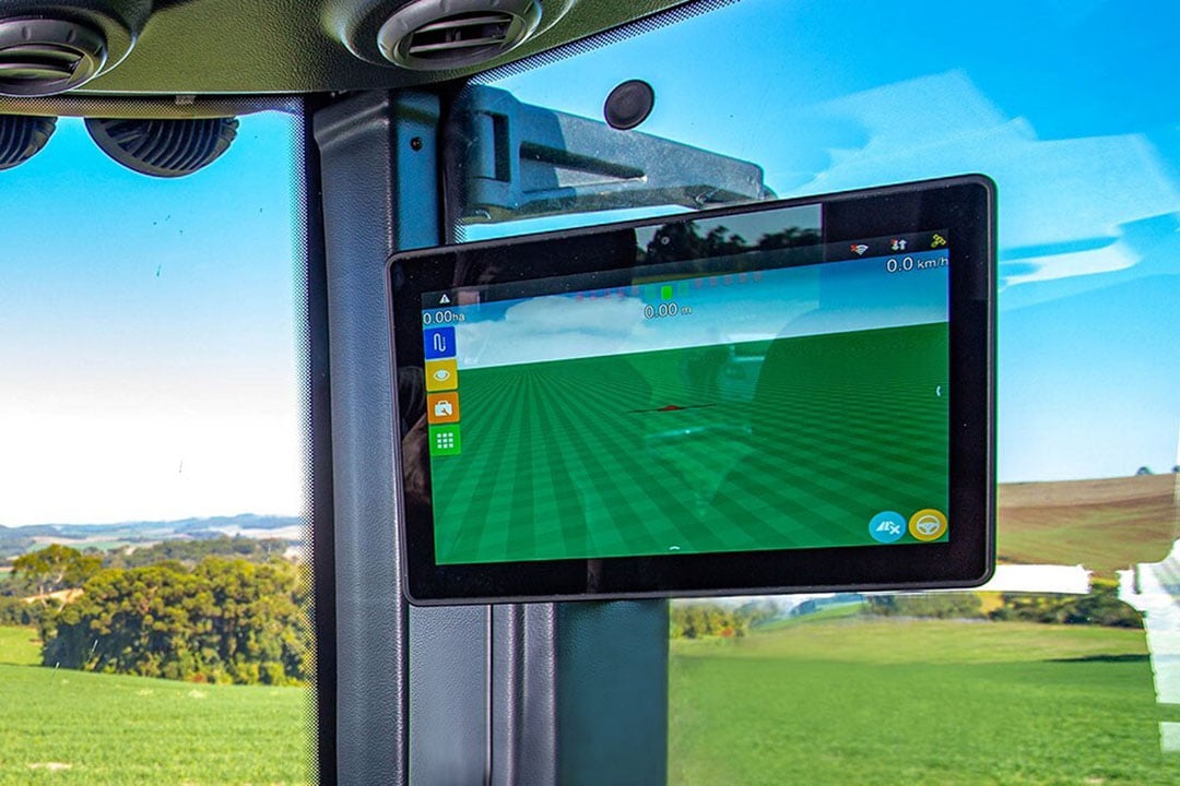 The enlarged screen of HxGN AgrOn Ti10 is to ensure greater visibility of information and comfort for the user, besides allowing the display to be used for multitasking, with accurate visualisation of several applications at the same time. - Photo: Hexagon