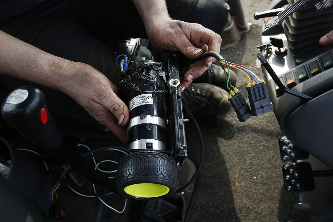 WUR researcher Bram Veldhuisen sees opportunities for parts of control devices in tractors. Developing a special injection mould is very expensive. Moreover, some farmers are already experimenting with 3D parts. Farm reader Timo Scholten used a 3D printed gear for an RTK GPS autopilot that he built himself based on a shopping list and manuals on https://cerea-forum.de. - Photo: Hans Prinsen