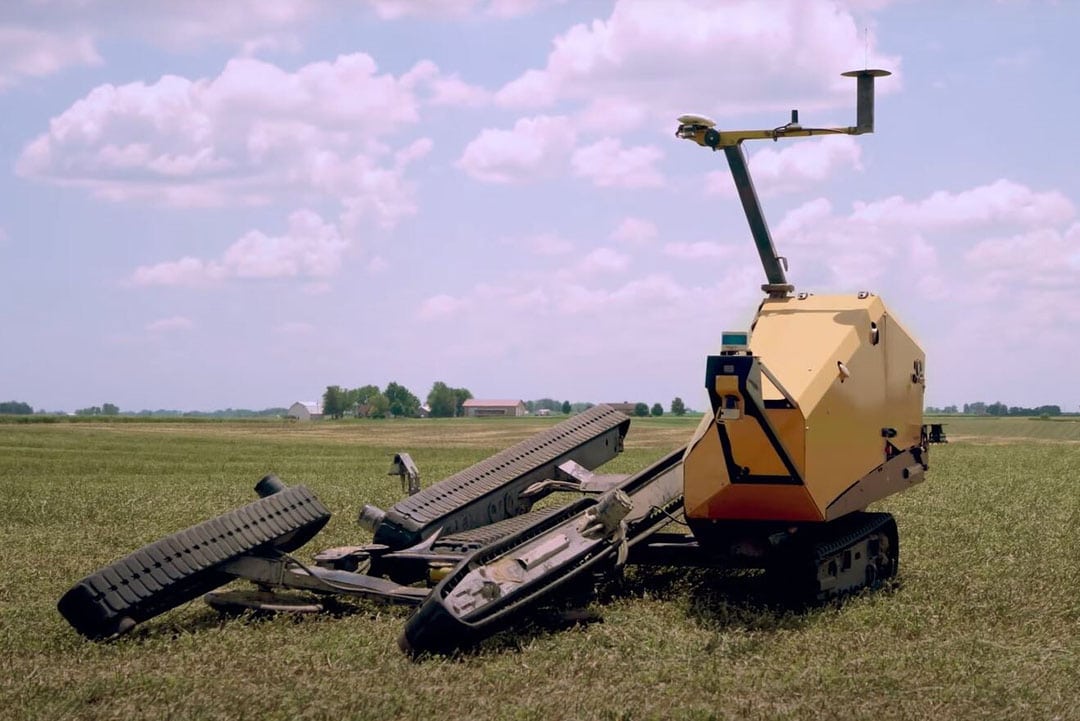 The robot, weighing around 3,000 kilos and (currently) powered by a diesel engine, drives around on two tracks. - Photo: Still from video