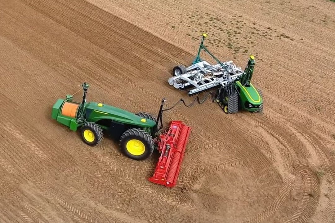 With one GridCON tractor and 5 Jokers, a platooning swarm of all electric and autonomous agricultural machines is created allowing for a new kind of large-scale agricultural production system. - Photo: Still from John Deere video