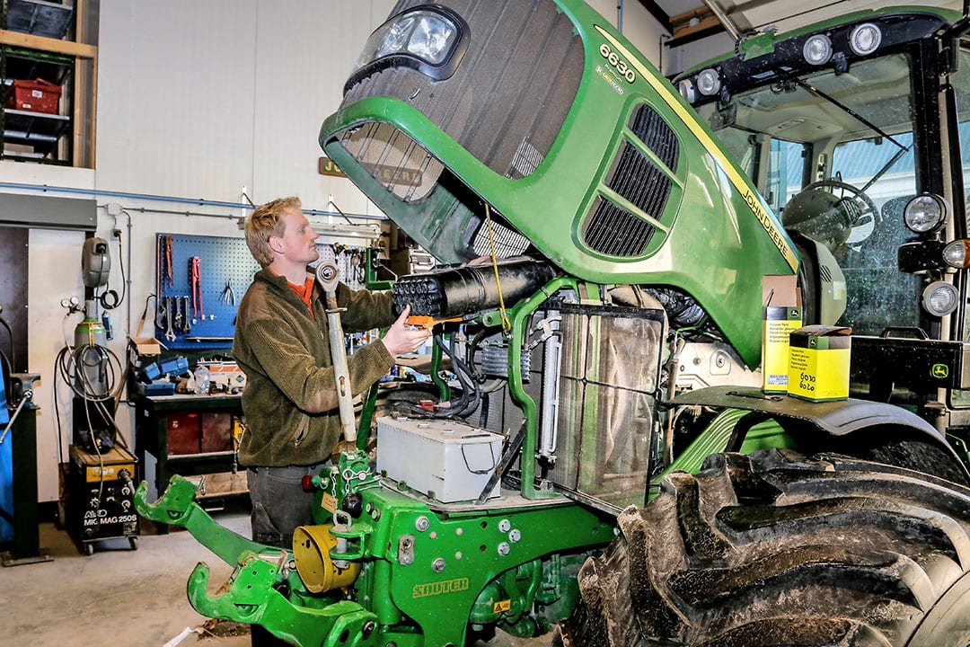 Servicing a John Deere tractor in a Dutch workshop. In some parts of the world, like Australia, it is often difficult to access spare parts for agricultural machinery. - Photo: Jan Willem van Vliet