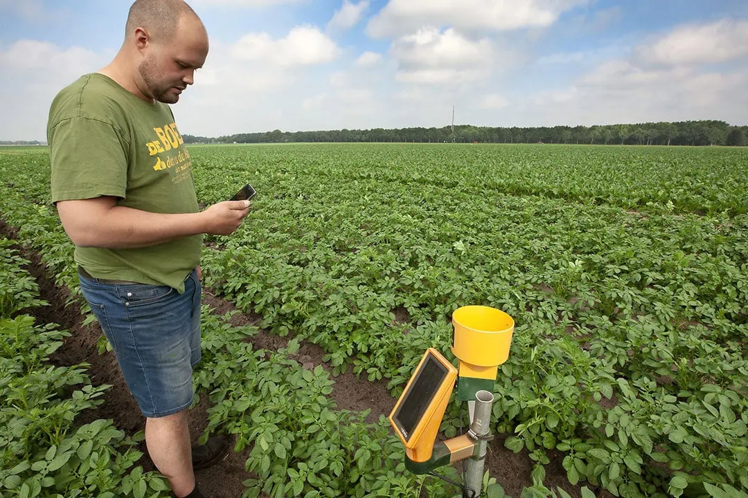 Dacom offers different kinds of products to growers, incuding weather stations, soil moisture senors, disease management and crop recording. - Photo: Hans Banus