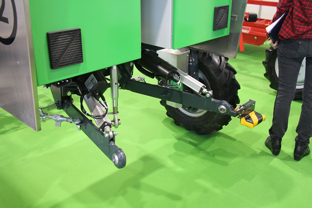 The electrical rear hitch can lift up to 200 kgs. - Photo: René Koerhuis