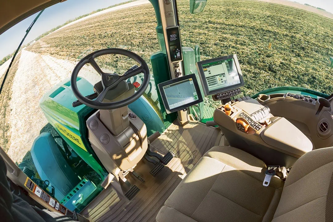 The autonomous 8R Series tractor will become available later in 2022. - Photo: John Deere