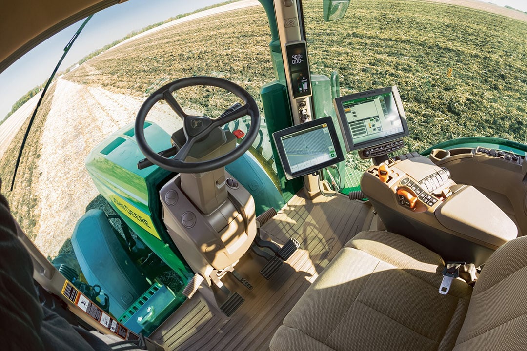 Performance and fuel data is continuously being sent to the John Deere Operations Center, where it is stored for strategic future planning of operations. - Photo: John Deere