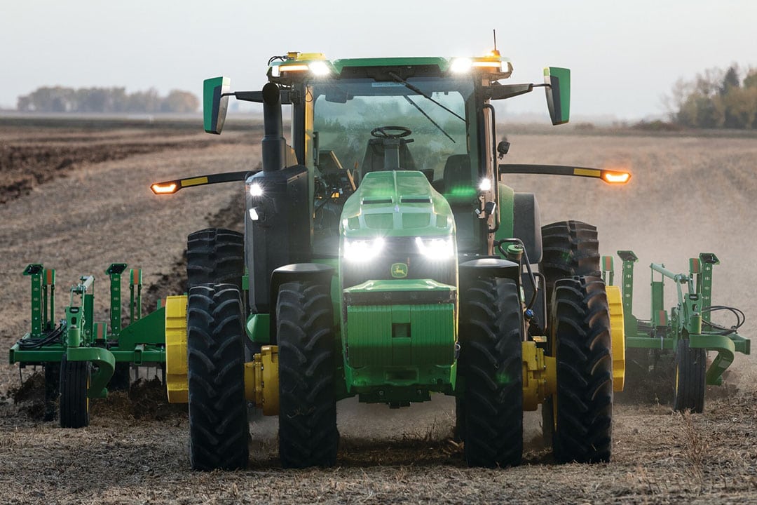 The driver does not need to be present while working and can monitor the autonomous 8R tractor through the John Deere Operations Center Mobile app. - Photo: John Deere