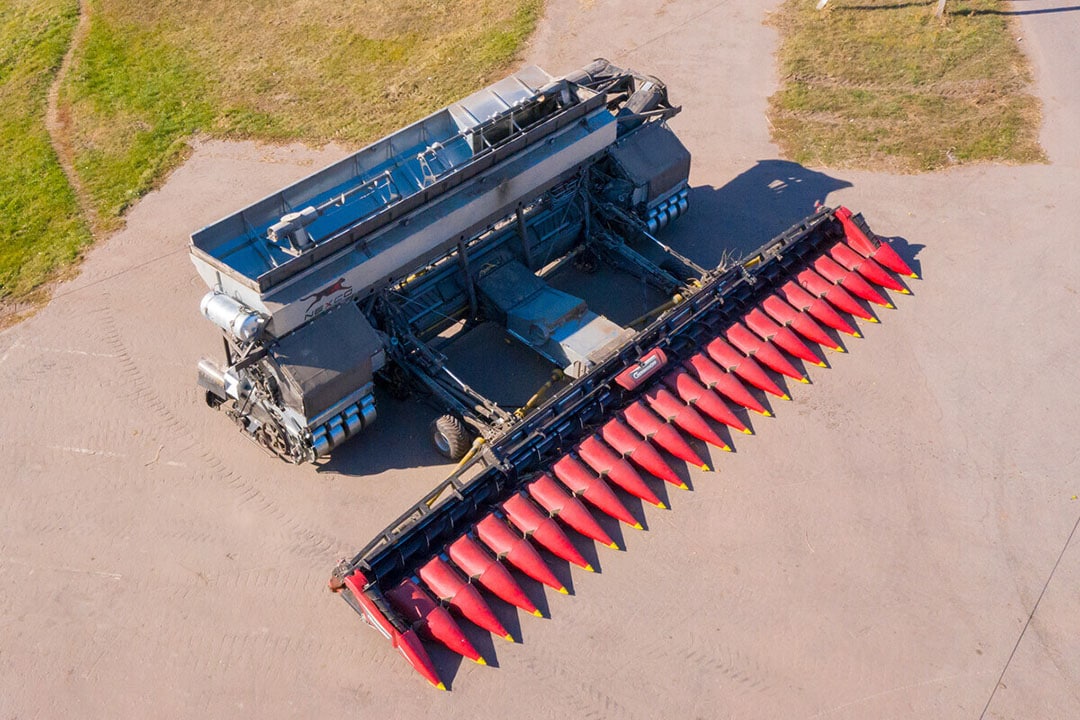 NEXAT with mounted 22-row Geringoff corn head. - Photo: NEXAT