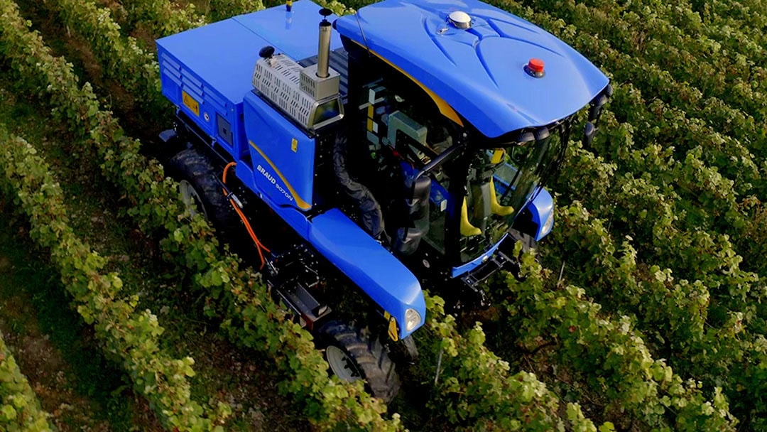 The new solution builds on the experience gained with the XPS electric weeding solution for wide vines over the past two years. - Photo: New Holland