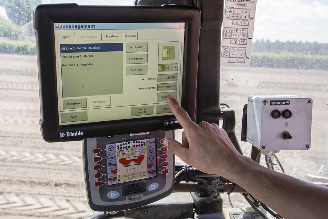 Which of the global positioning satellite systems do the systems work with? Do they offer a solution to temporarily continue using autosteer when reception of satellite or correction signals lacks or fails? - Photo: Koos Groenewold