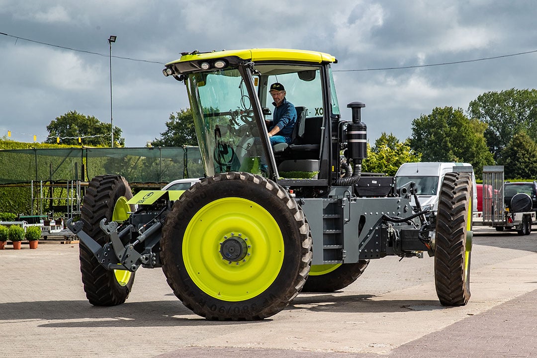 This 175 hp H2Trac EOX175 could very well become the first commercially available hydrogen fuel cell tractor. The first one is already sold to an organic farmer. The photo shows the current diesel-electric hybrid version. - Photo: Ronald Hissink