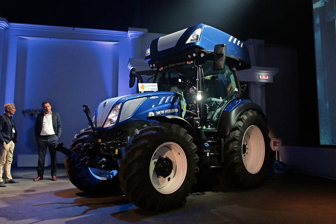 The H2 Dual Power tractor is developed by Blue Fuel Solutions in cooperation with New Holland. The T5.140 AC uses its original Stage V diesel engine together with hydrogen injection in the air intake. - Photo: Bob Karsten