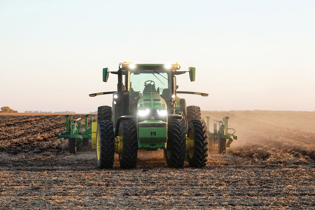 For now, the autonomous 8R tractor of John Deere will be only be able to work with a JD chisel plough. - Photo: John Deere