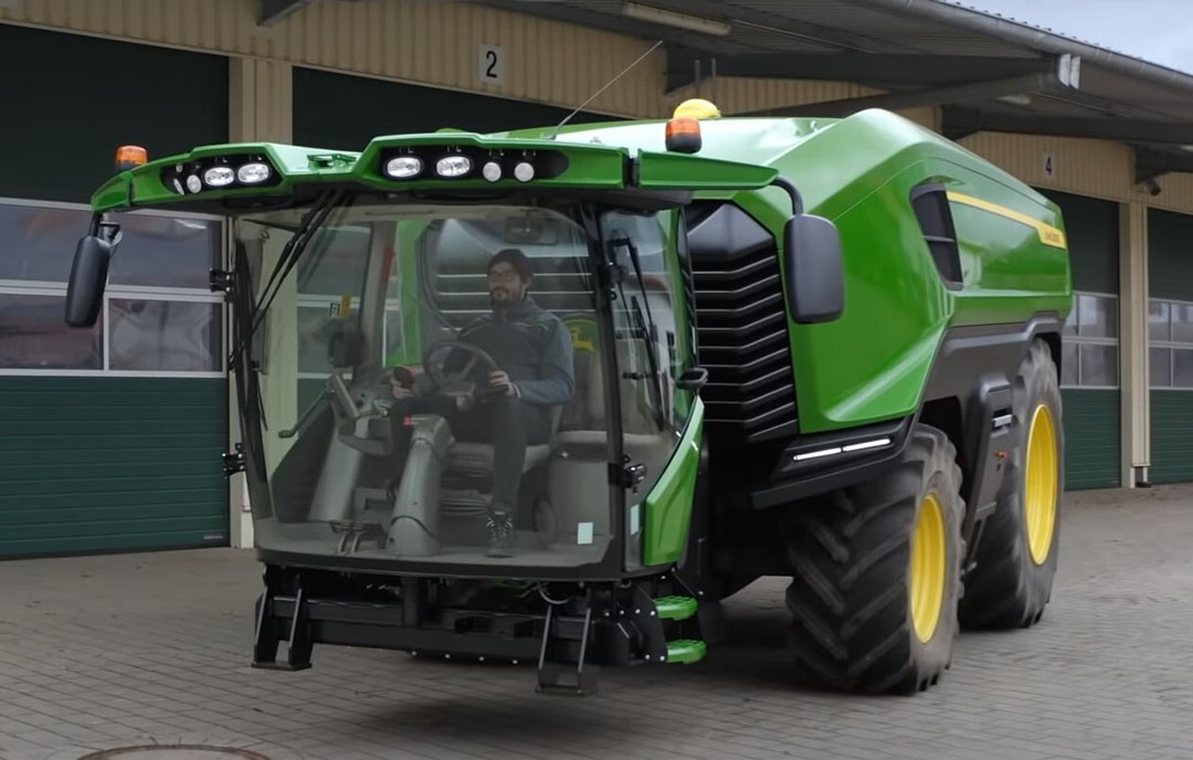 The cab can be connected to the machine. Communication between cab and tractor is wireless. - Photo: Screenshot