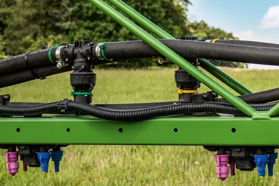 Direct injection makes it possible to apply targeted treatments at the same time as applying another product, by using feeding liquid to the nozzles from another sprayline. - Photo: Amazone