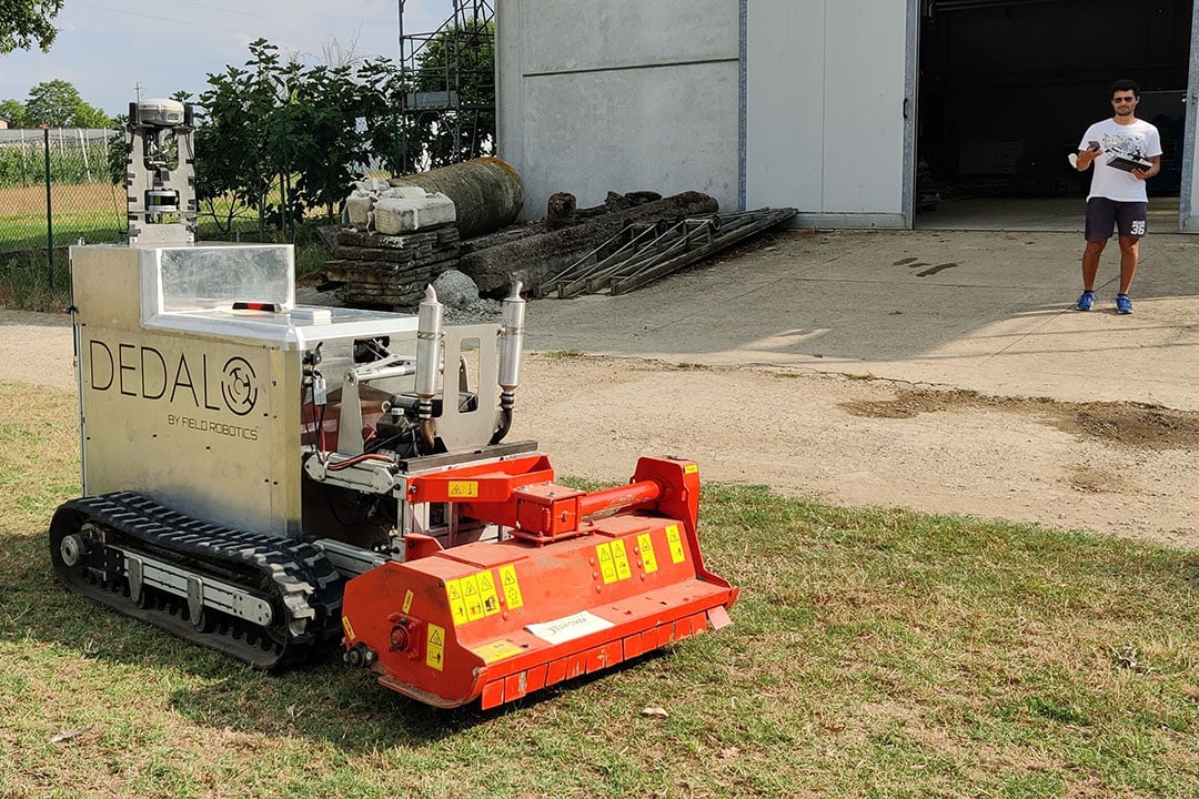 FieldRobotics is currently working on the second generation of Dedalo that can not only operate a sprayer and a mulcher. Two implement powering systems are possible: an electric or an endothermic one. - Photo: Field Robotics