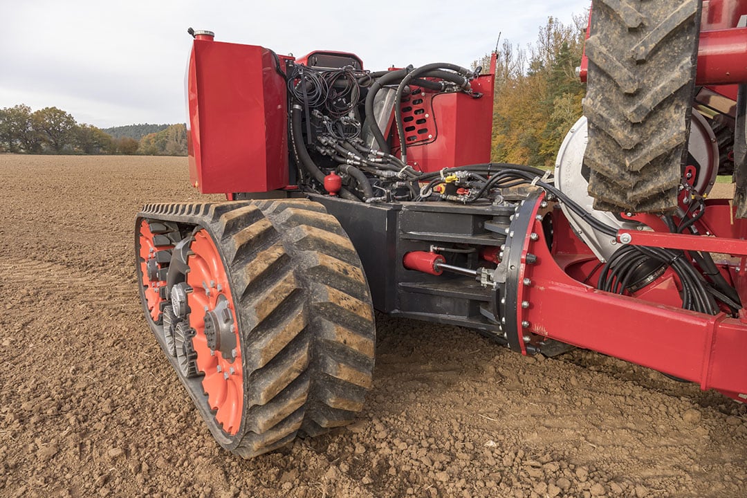 The drill is connected to the 350 hp RO 1 traction unit by means of this vertical slewing ring. In future, a hydraulic quick coupling will be added.