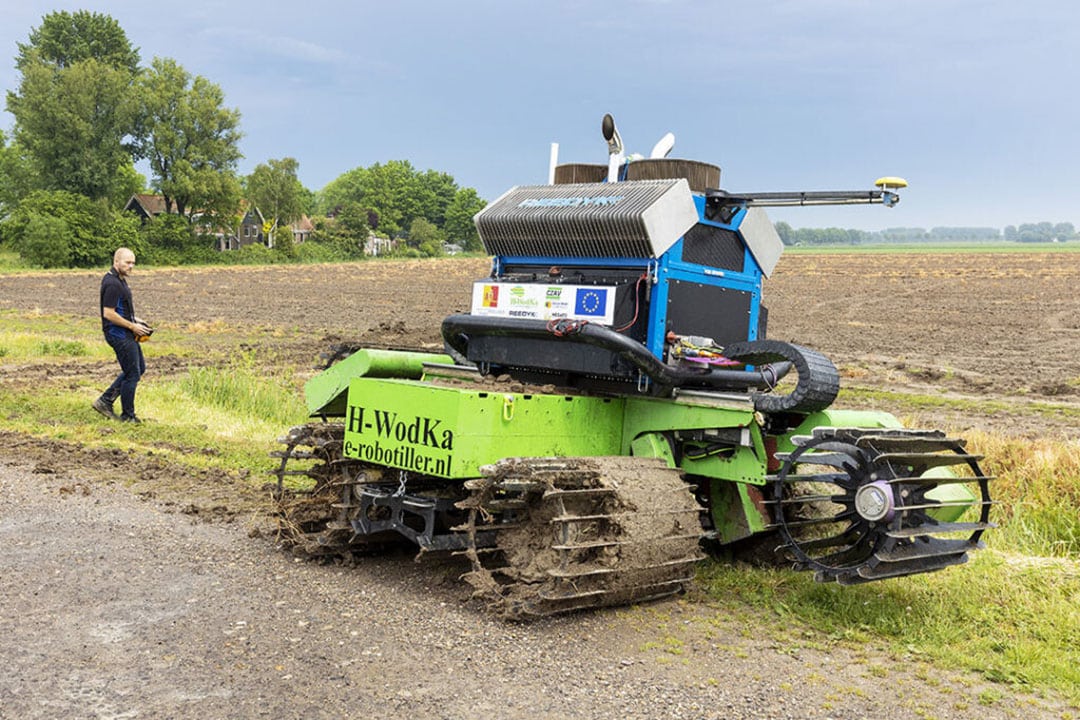 The e-robotiller is equipped with six 50 litre hydrogen bottles. The vehicle can run on them for about 3 hours.