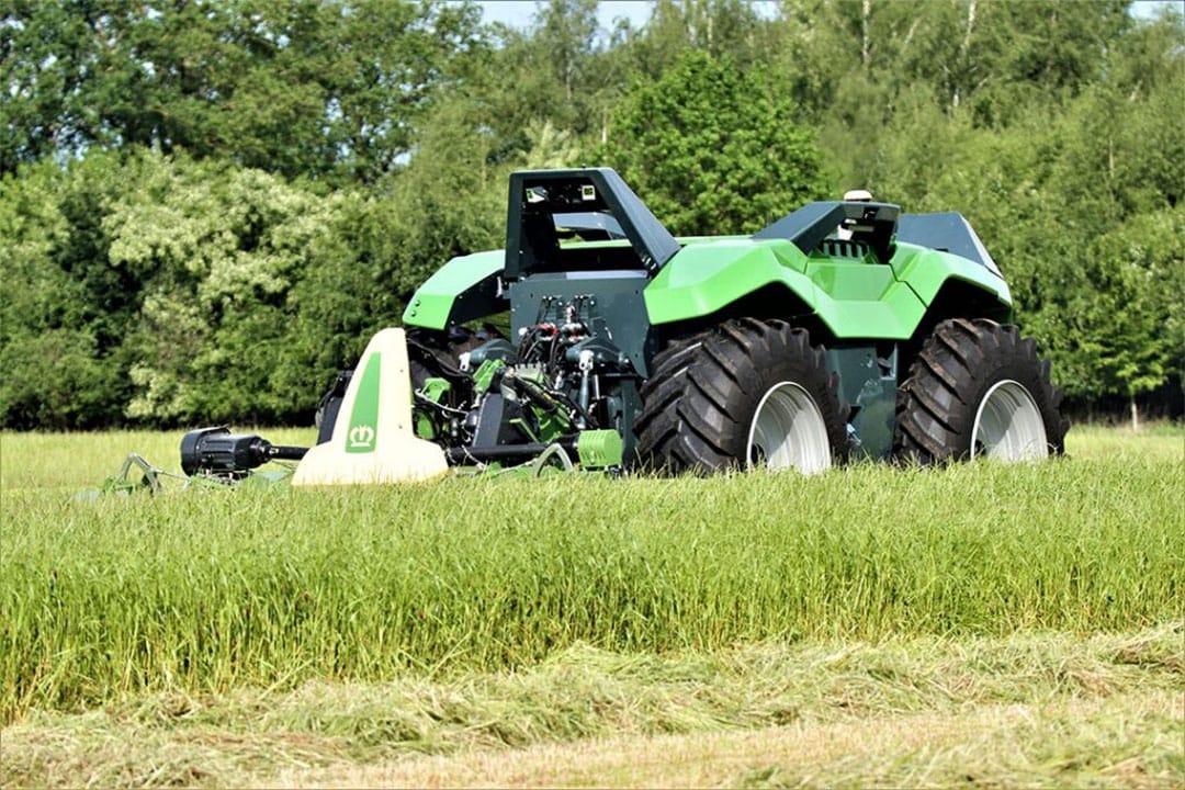 Mowing is one of the tasks that the VTE robot can perform. Sensors and cameras keep an eye on the surroundings. - Photo: Annelies Bakker