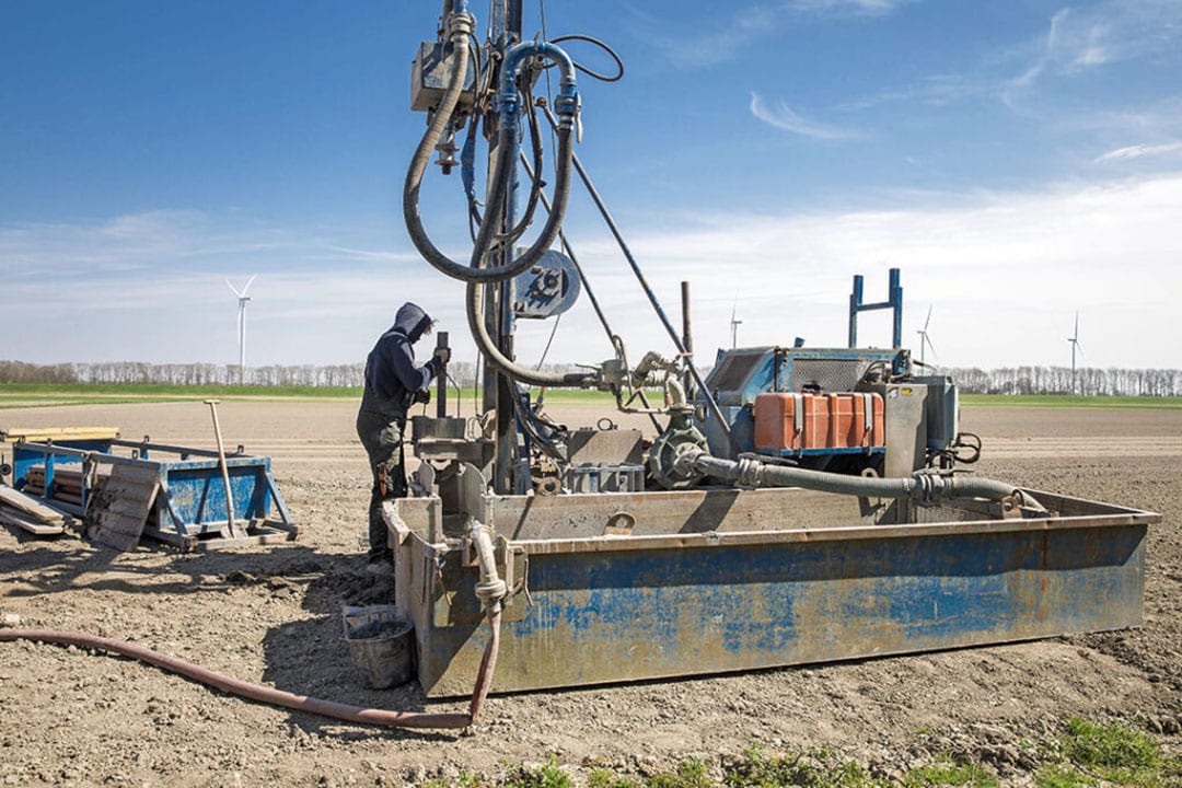 The drilling for groundwater (at a depth of 21 m). In July, later than planned, the main pipeline (diameter 125 mm, total length 500 m) was laid in the ground and drip hoses could be connected. - Photo: Koos Groenewold