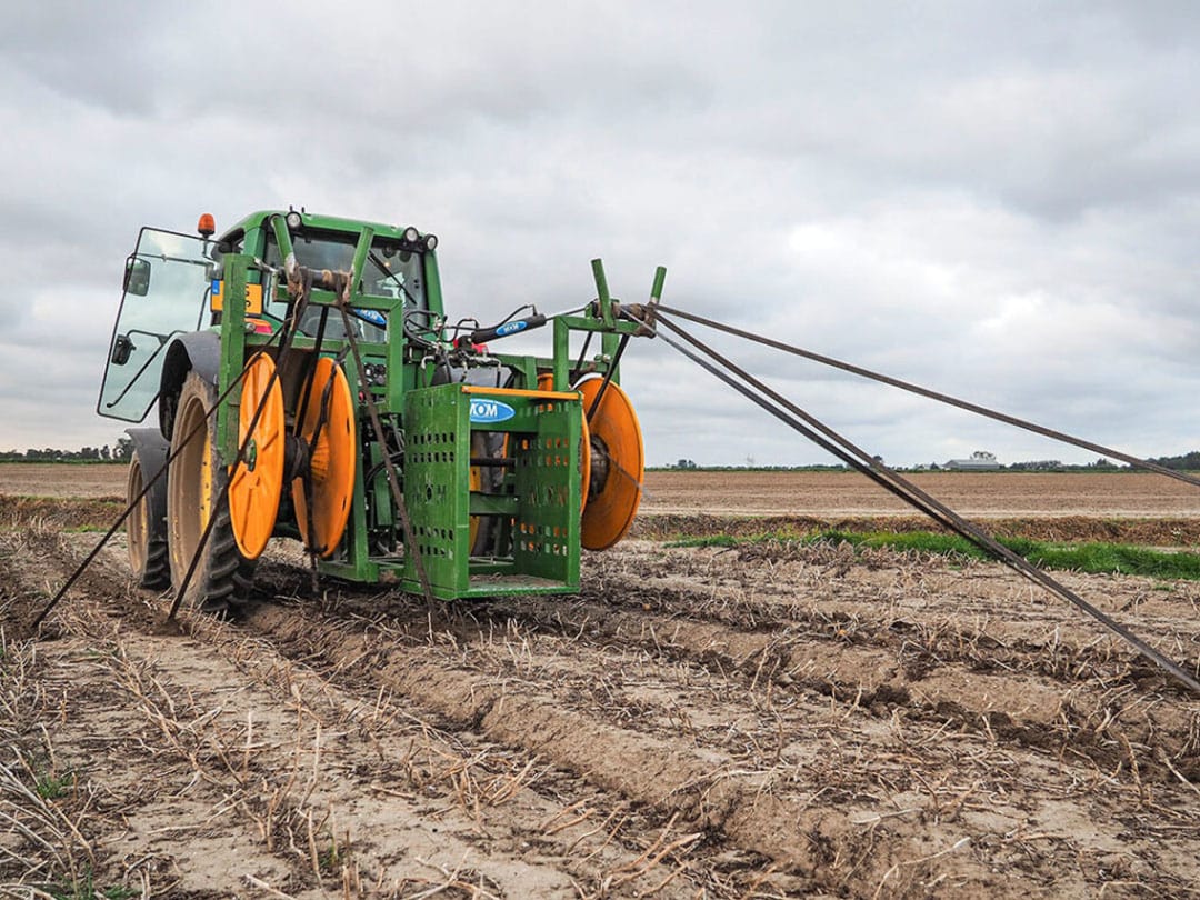 Rolling up the hoses. Schenk opted for relatively expensive Netafim hoses, at a cost of 1,200 euros per ha, assuming that he would be able to re-use them. This turned out not to be possible; the hoses got damgaed during removal. - Photo: Koos Groenewold