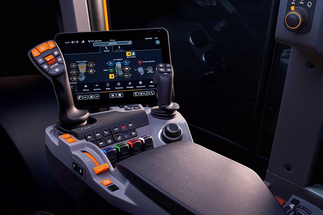 The iCON armrest console houses a new main joystick; assignable RGB LED colour-coded levers giving proportional control of electrically-operated spool valves; pto and hitch controls; an auxiliary joystick; and hard keys plus an encoder dial for a tactile alternative to using the touch screen. - Photo: JCB