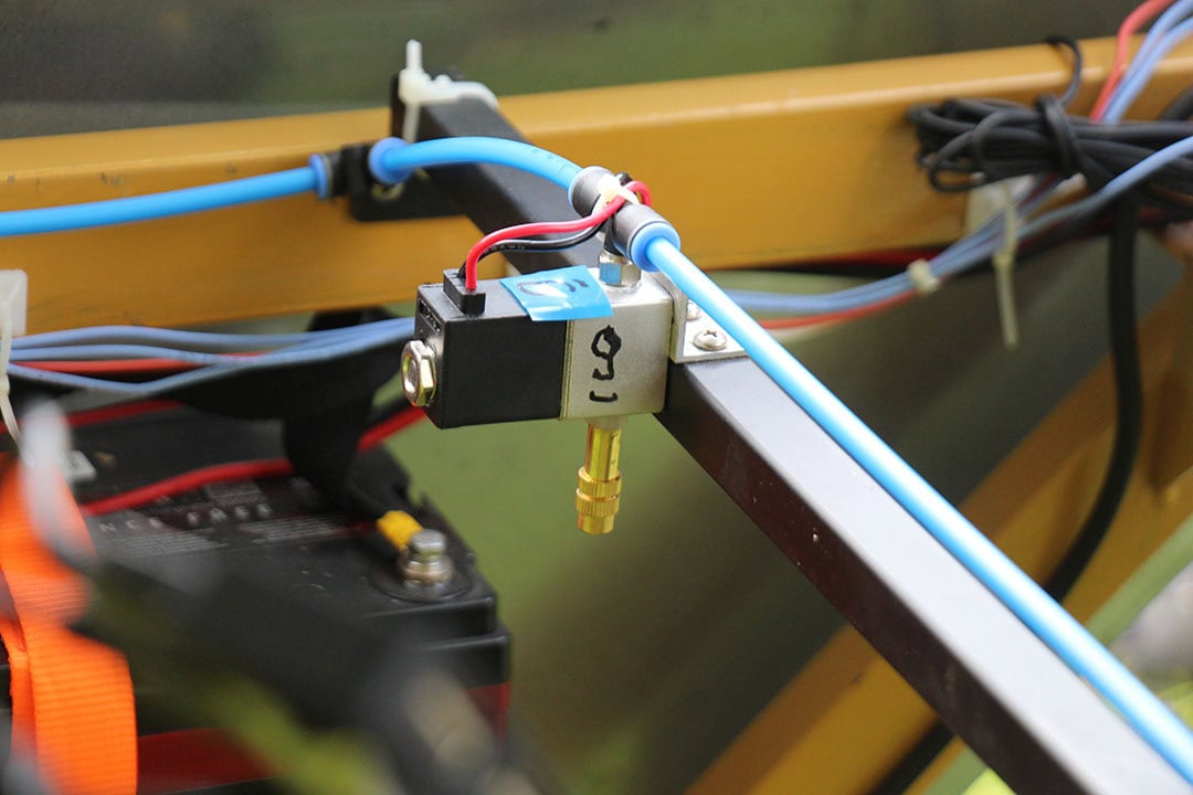 If the targeted weed indeed is dock leaf (in this case), the robot applies an herbicide dosage with one or more of the currently nine nozzles. - Photo: René Koerhuis