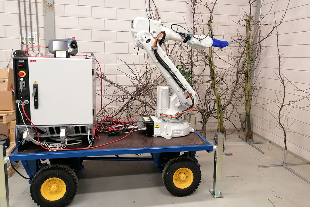 This is a first version of the multifunctional robot platform WUR is developing for harvesting fruits and pruning and thinning trees and bushes. The end-effector scissors are a very first prototype.