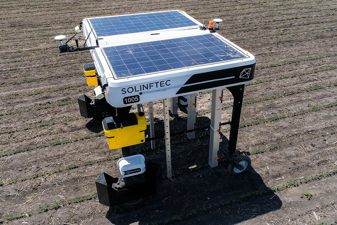 The Solix Sprayer robot is powered by four solar panels that control the drive system and the spray system. - Photo: Solinftec