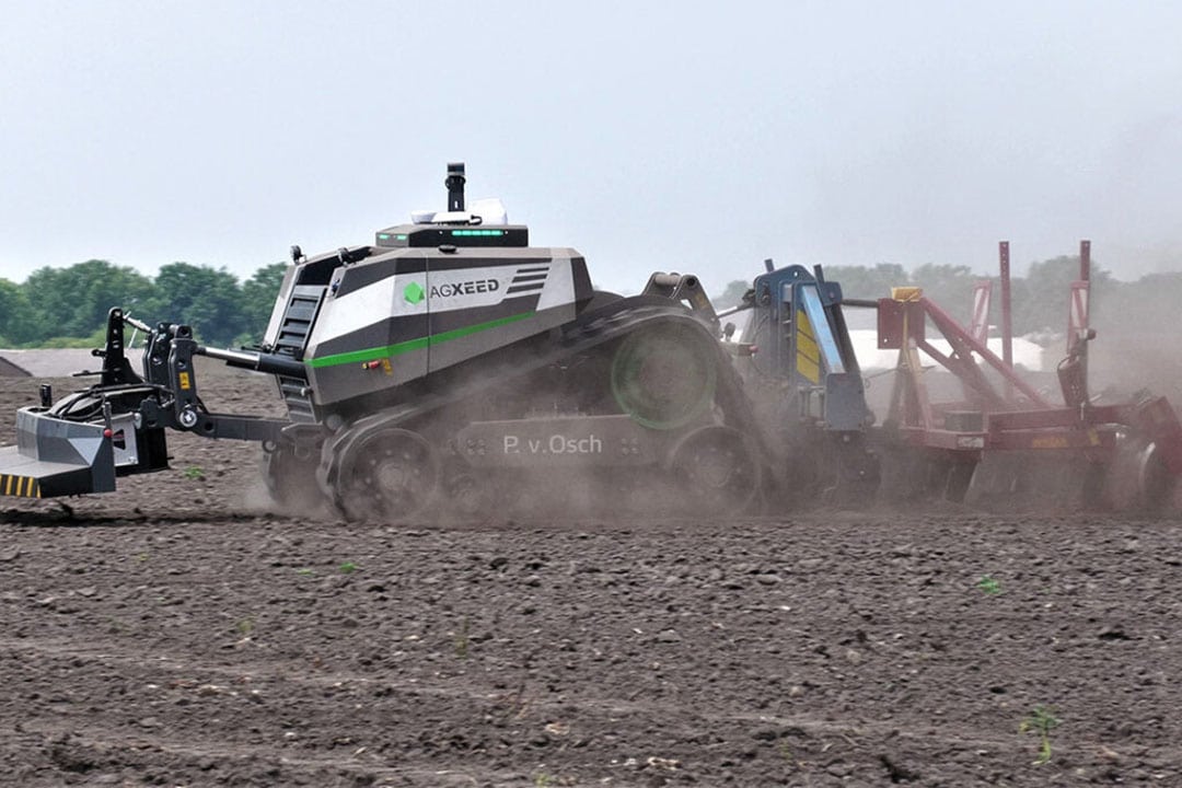 The robot tractor has a 156 hp Deutz 4.1 l four-cylinder Phase V engine, with 136 hp of power take-off. The drivetrain is electric.