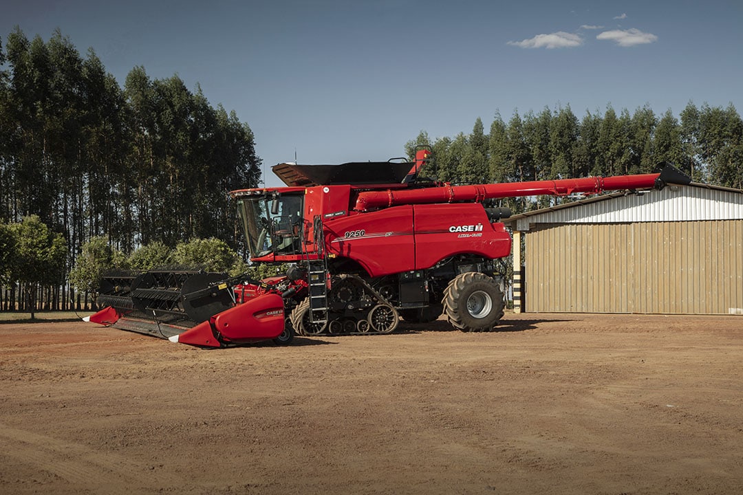 The Axial-Flow Series 250 Automation combine is equipped with an intelligent automatic adjustment system, with four harvesting modes. - Photo: Case IH