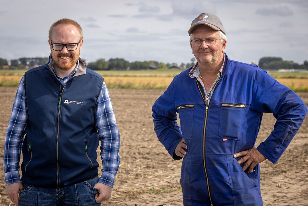 Johan Booij (left) and Anselm Claassen experiment with site-specific yield determination using camera images during the seed potato harvest. - Photo: Koos Groenewold