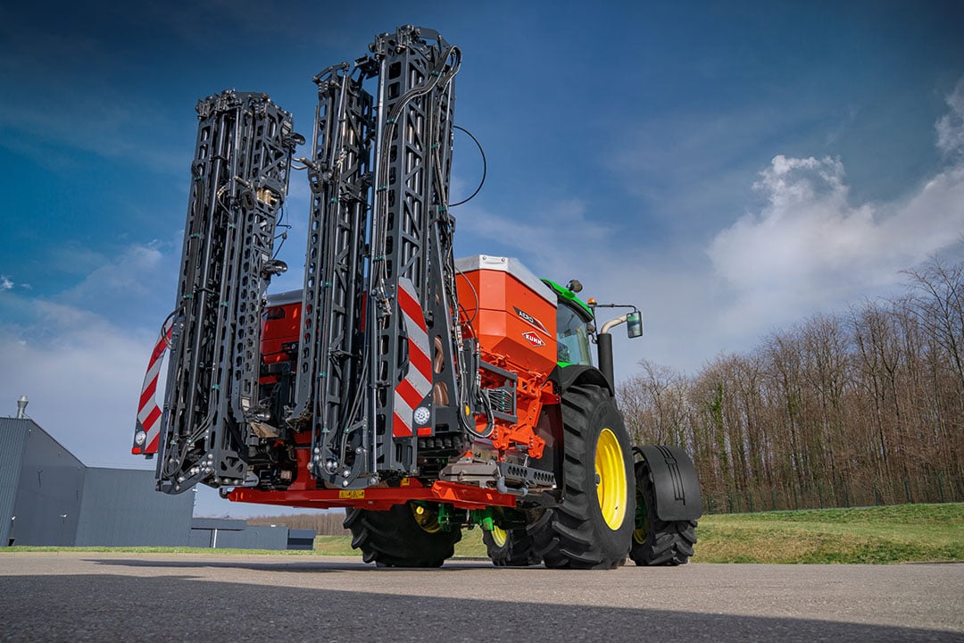 Modern spreaders and applicators can help farmers save on fertiliser costs. At SIMA 2022, numerous solutions were shown, like this Kuhn Aero 32.1. - Photo: Kuhn