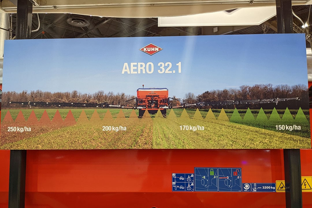 The Kuhn Aero 32.1 with 4 hydraulically driven metering units enables applying 4 different application rates across the boom. - Photo: René Koerhuis