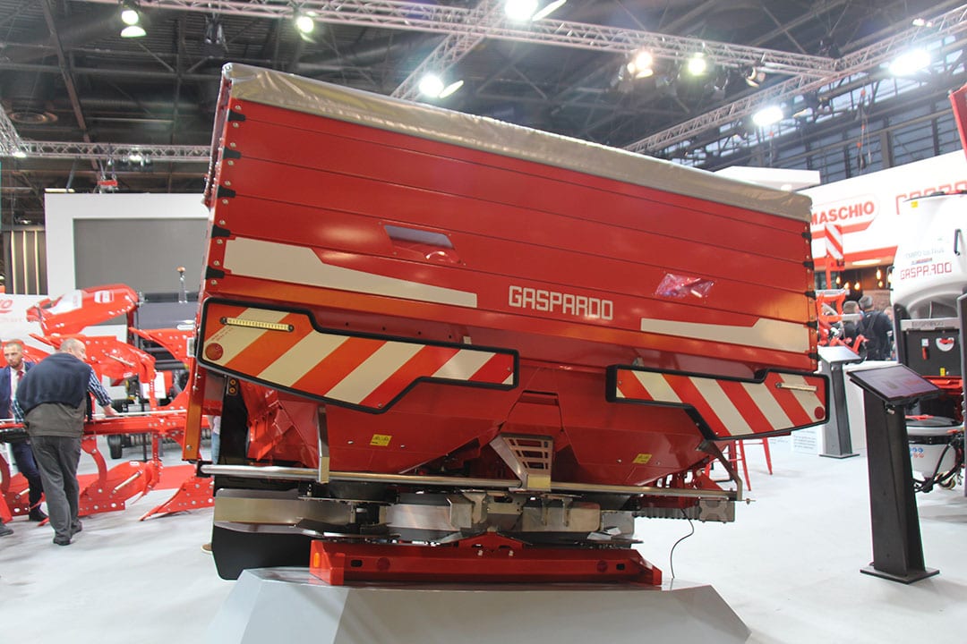 The Maschio Gaspardo Primo EWH Isotronic spreader with hydraulic disc drive offers a maximum of 32 sections and spreads 12 to 36 metres wide. - Photo: René Koerhuis