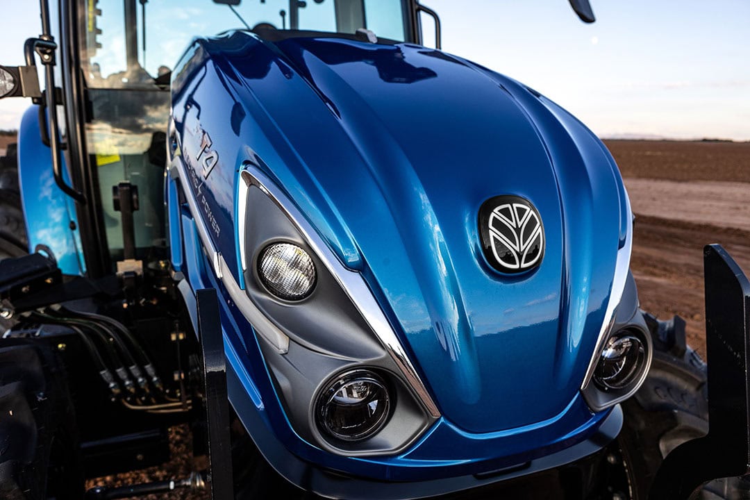 The tractor has been given a new colour: Clean Blue Colour. In addition, the emblem has been illuminated.