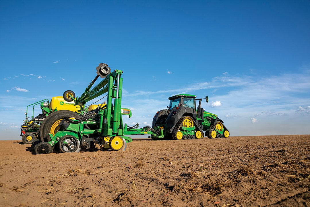 A high-speed planter with 24 ExactShot robots can plant 720 seeds of corn per second. - Photo: John Deere