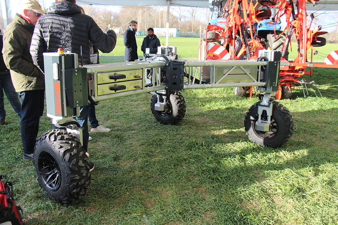 E-Terry is a lightweight carrier vehicle with a sort of thrush frame on three wheels. The startup first showed their concept, with bicycle wheels at the time, at the 2019 edition of the Agritechnica exhibition. Their concept is now ready to be marketed.