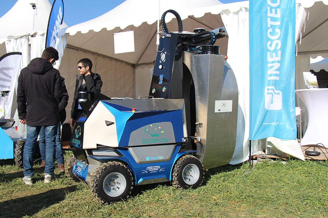 In light of the European Scorpion project, Spanish sprayer manufacturer Teyme presented the WETA spraying robot for vineyards. The robotic platform is being developed by several European research institutes, universities and machinery manufacturers.