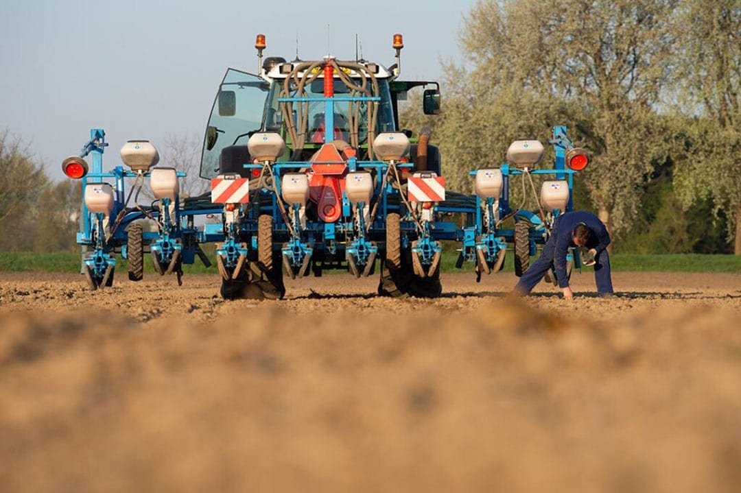 All electronics and pneumatics notwithstanding: planting must be done right the first time. - Photo: Twan Wiermans